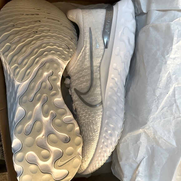 Nike React Infinity Run FK3 Women's Athletic Shoes in White and Silver size 11 - Picture 2 of 3